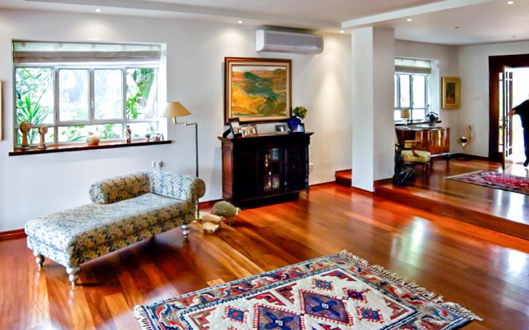 עיצוב בסגנון קלאסי בווילה בת שמונה חדרים בסביון